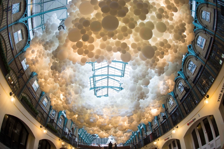 charles-petillon-fills-londons-covent-garden-with-100000-balloons-1